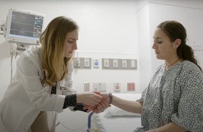 Кодирование Аквилонг в Сланцах Врач держит пациентку за руку